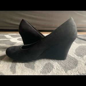 NWOT Black Wedge Heals Size 7W